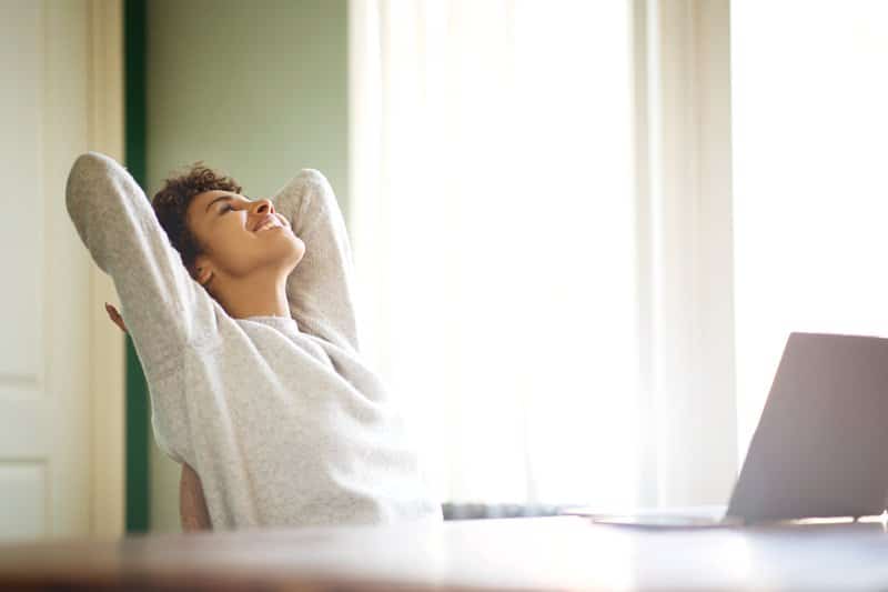 Woman behind laptop - online ontwikkelassessment