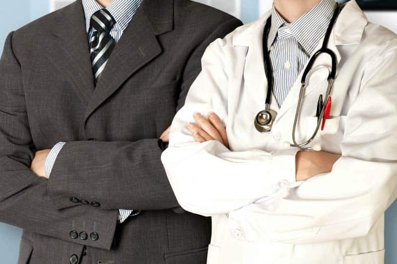 Hoe kan de samenwerking tussen medisch managers en afdelingsmanagers worden versterkt?