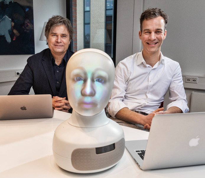 Jan Kwint en Ivo Winkes met in het midden LTP-robot Sigmund. © Marco Okhuizen